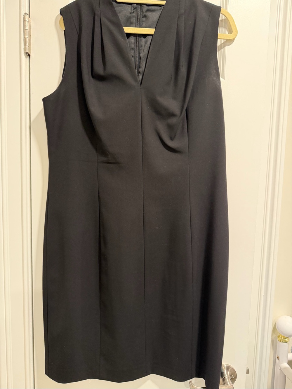 Elie Tahari Black V-Neck Sleeveless Sheath Dress